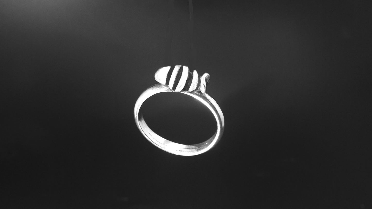 SOLID SMALL ABSTRACT FISH ON TOP OF STERLING SILVER BAND image 0