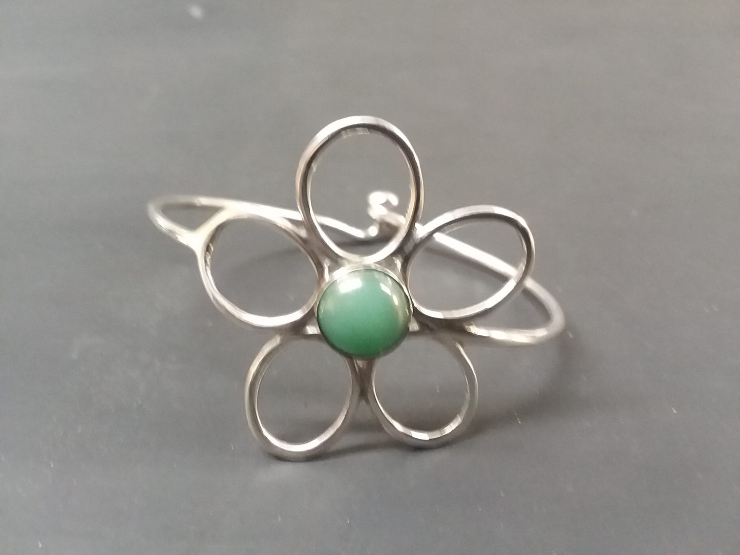 FLOWER PEDDLE-ROUND CLASP BRACELET W/TURQUOISE ROUND STONE image 0