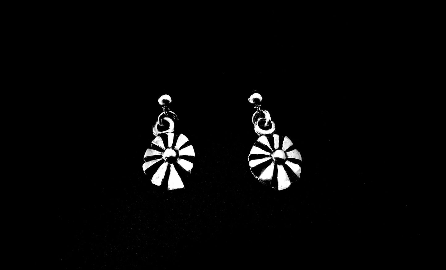 FLOWERS IN A PENDANT - STERLING SILVER image 1