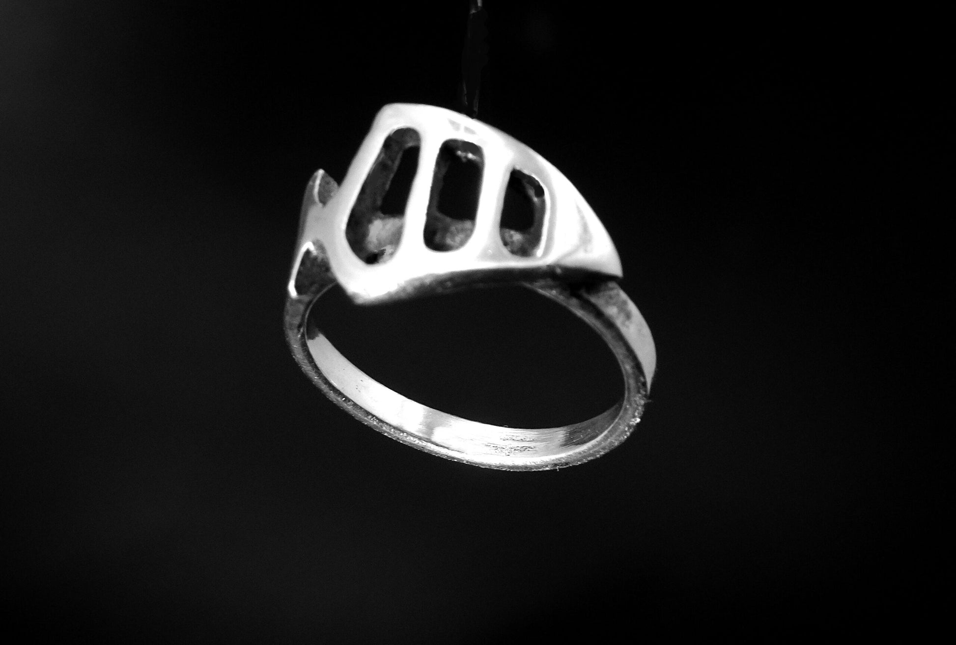OPEN ABSTRACT FISH ON TOP OF STERLING SILVER BAND image 0