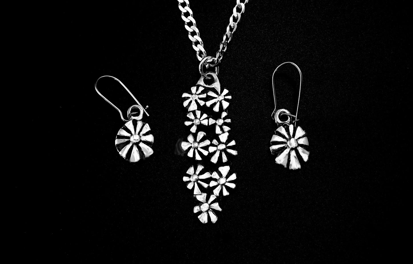 FLOWERS IN A PENDANT - STERLING SILVER image 2